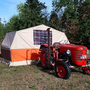 Zetor mit Faltcaravan.JPG