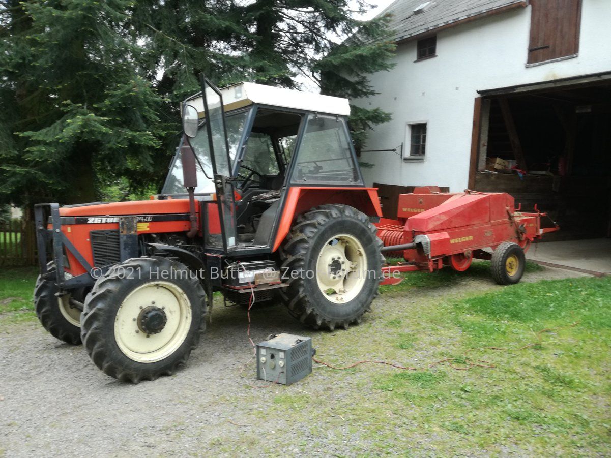 kleiner Zetor mit Presse AP 41.jpg