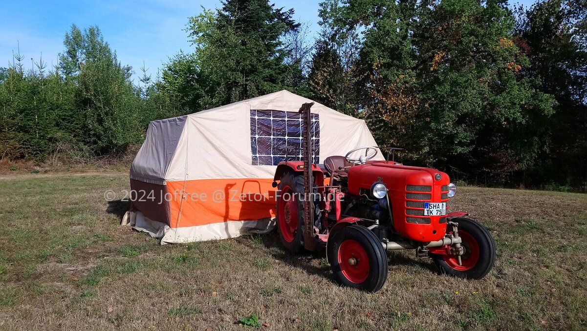 Zetor mit Faltcaravan.JPG